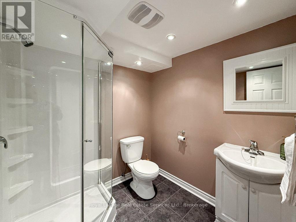 












2086 THORNLEA DRIVE

,
Oakville (BR Bronte),




Ontario
L6L1K6

