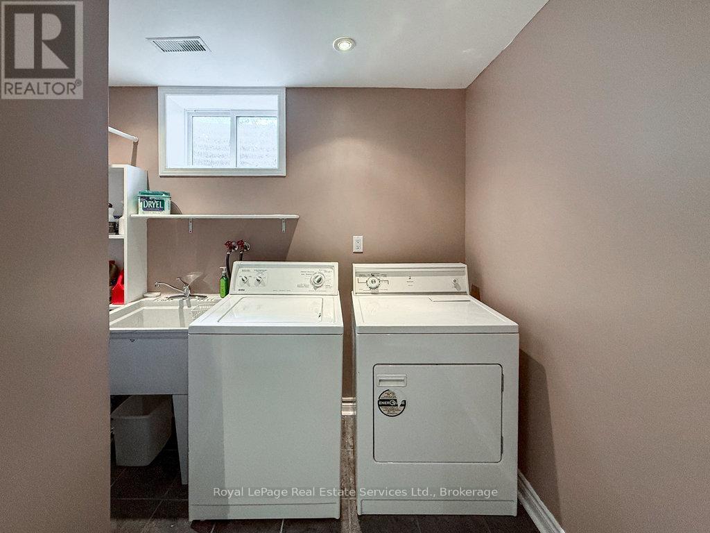 












2086 THORNLEA DRIVE

,
Oakville (BR Bronte),




Ontario
L6L1K6

