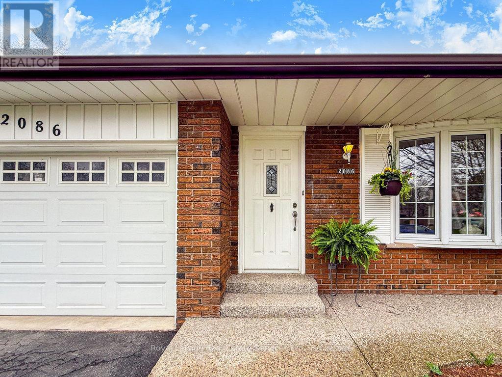 












2086 THORNLEA DRIVE

,
Oakville (BR Bronte),




Ontario
L6L1K6

