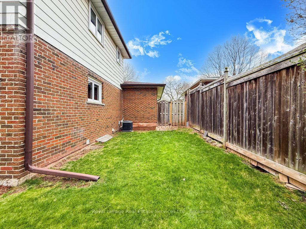












2086 THORNLEA DRIVE

,
Oakville (BR Bronte),




Ontario
L6L1K6

