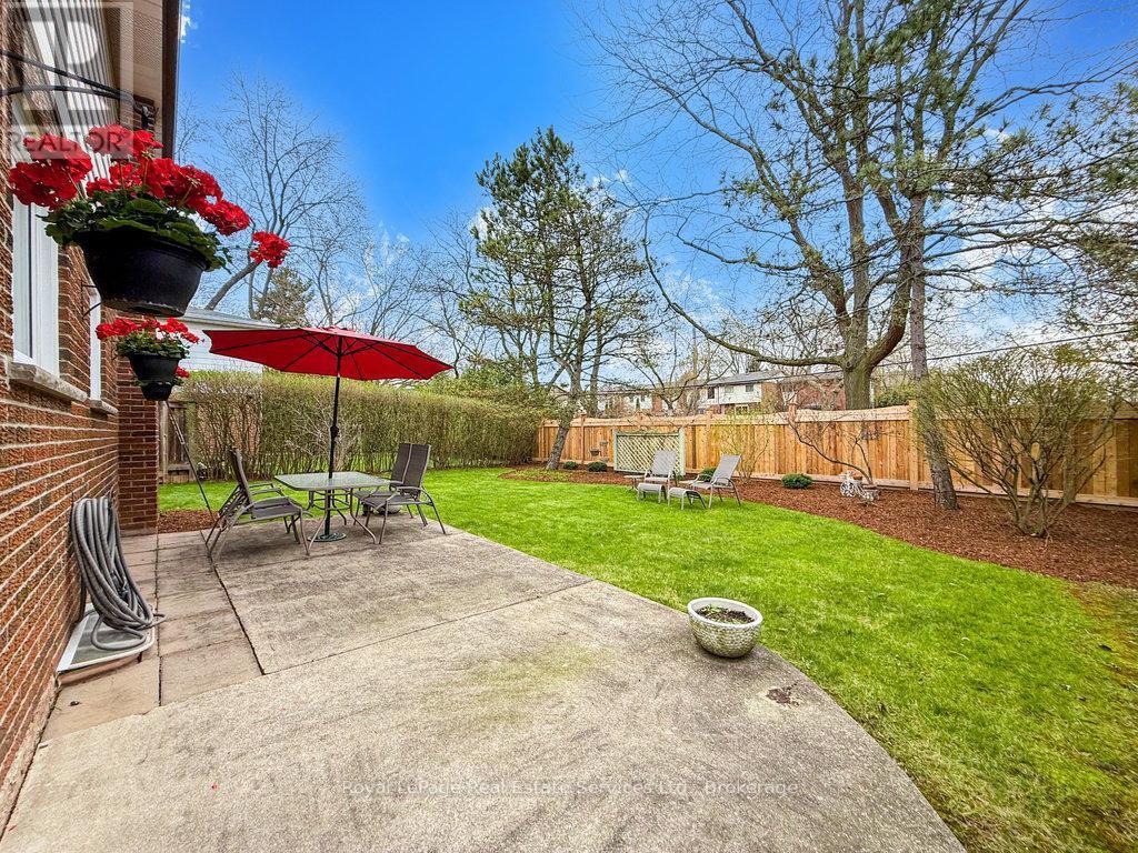 












2086 THORNLEA DRIVE

,
Oakville (BR Bronte),




Ontario
L6L1K6

