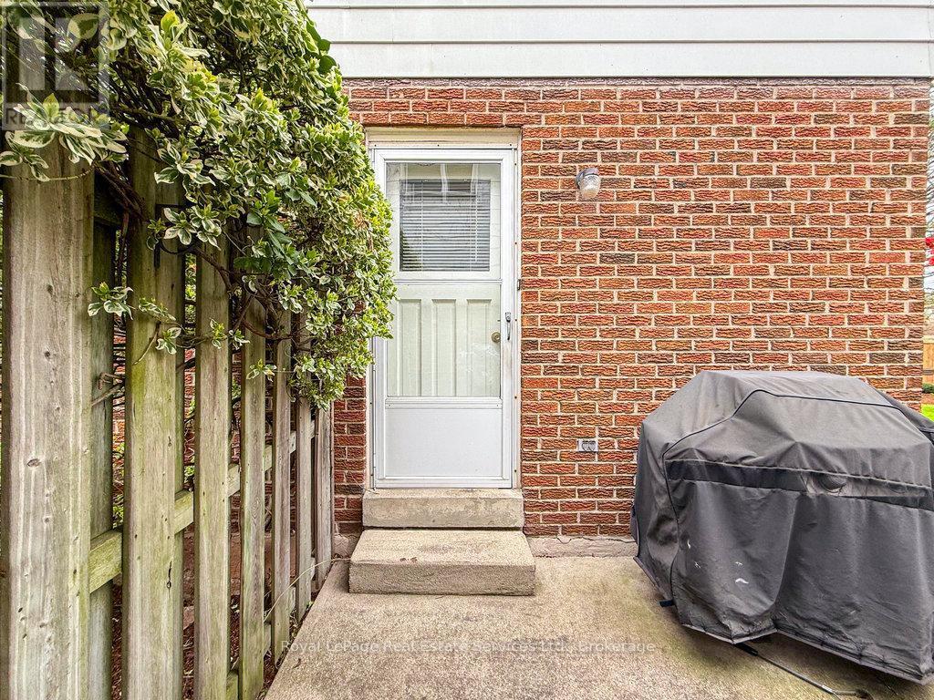 












2086 THORNLEA DRIVE

,
Oakville (BR Bronte),




Ontario
L6L1K6


