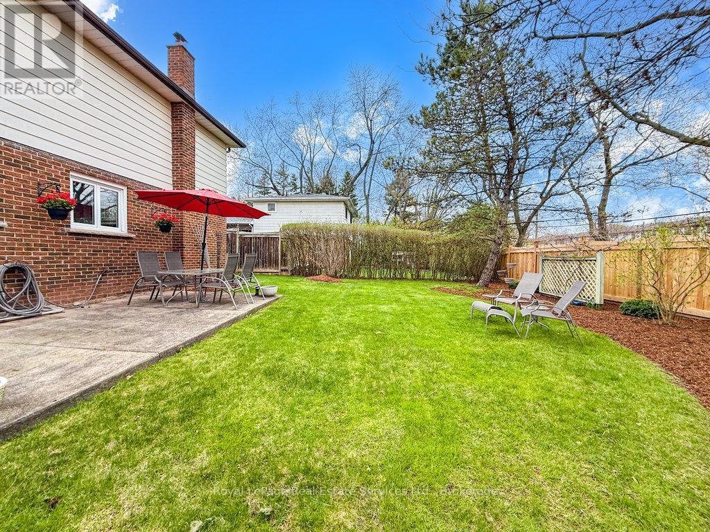 












2086 THORNLEA DRIVE

,
Oakville (BR Bronte),




Ontario
L6L1K6

