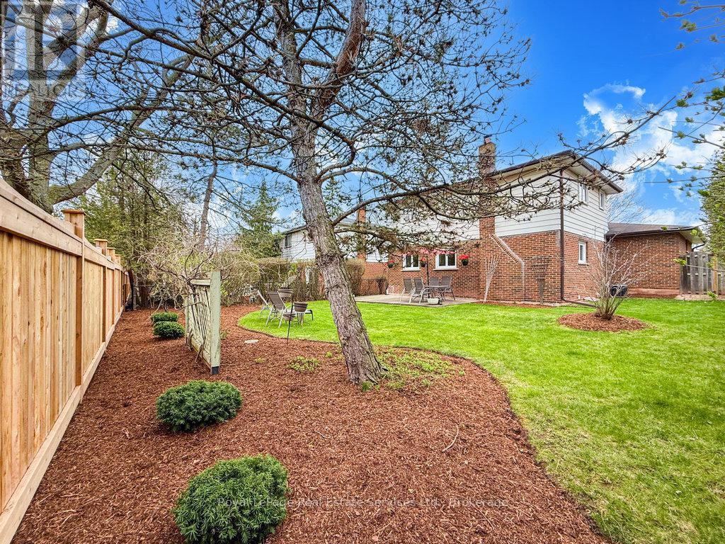 












2086 THORNLEA DRIVE

,
Oakville (BR Bronte),




Ontario
L6L1K6

