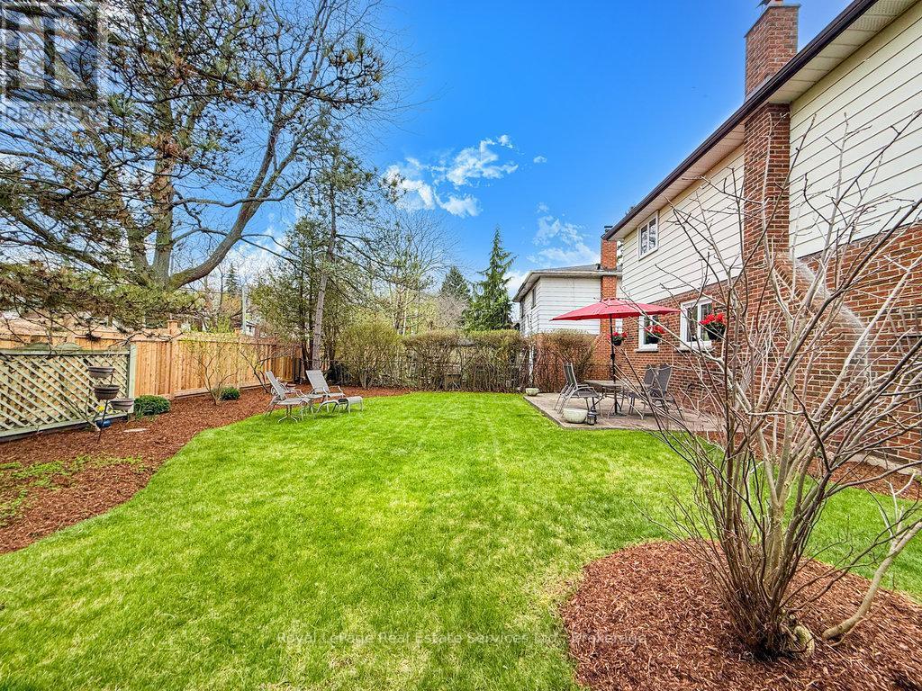 












2086 THORNLEA DRIVE

,
Oakville (BR Bronte),




Ontario
L6L1K6

