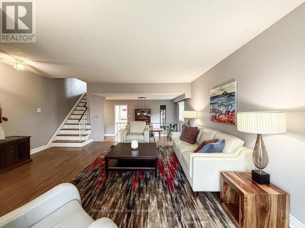 












2086 THORNLEA DRIVE

,
Oakville (BR Bronte),




Ontario
L6L1K6


