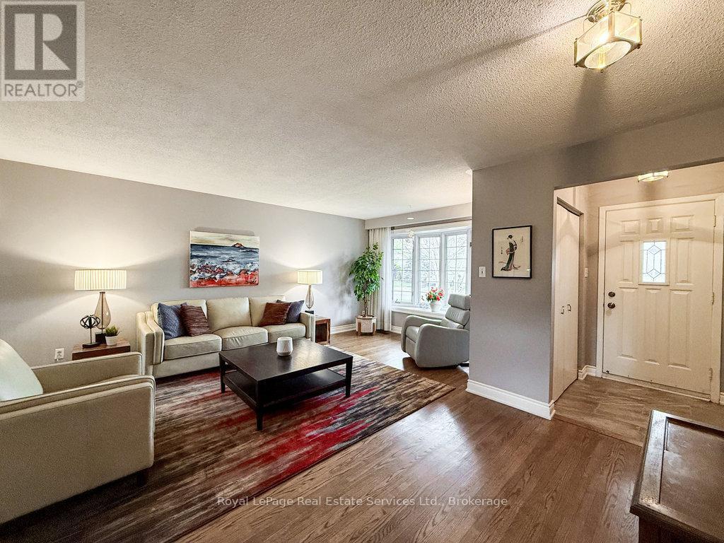 












2086 THORNLEA DRIVE

,
Oakville (BR Bronte),




Ontario
L6L1K6

