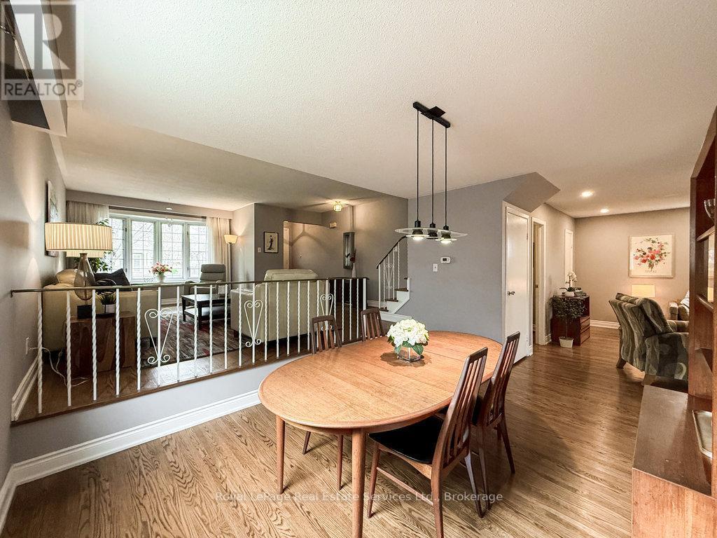 












2086 THORNLEA DRIVE

,
Oakville (BR Bronte),




Ontario
L6L1K6


