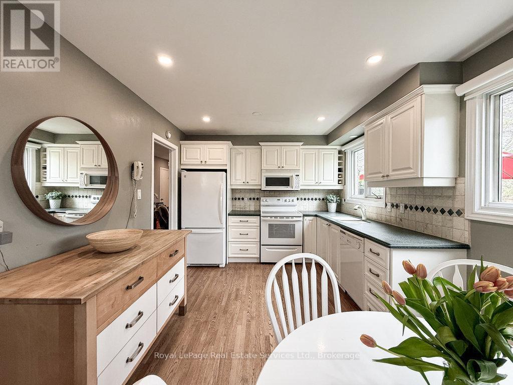 












2086 THORNLEA DRIVE

,
Oakville (BR Bronte),




Ontario
L6L1K6

