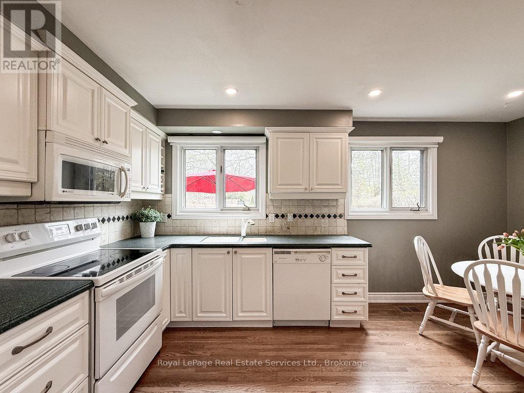 












2086 THORNLEA DRIVE

,
Oakville (BR Bronte),




Ontario
L6L1K6

