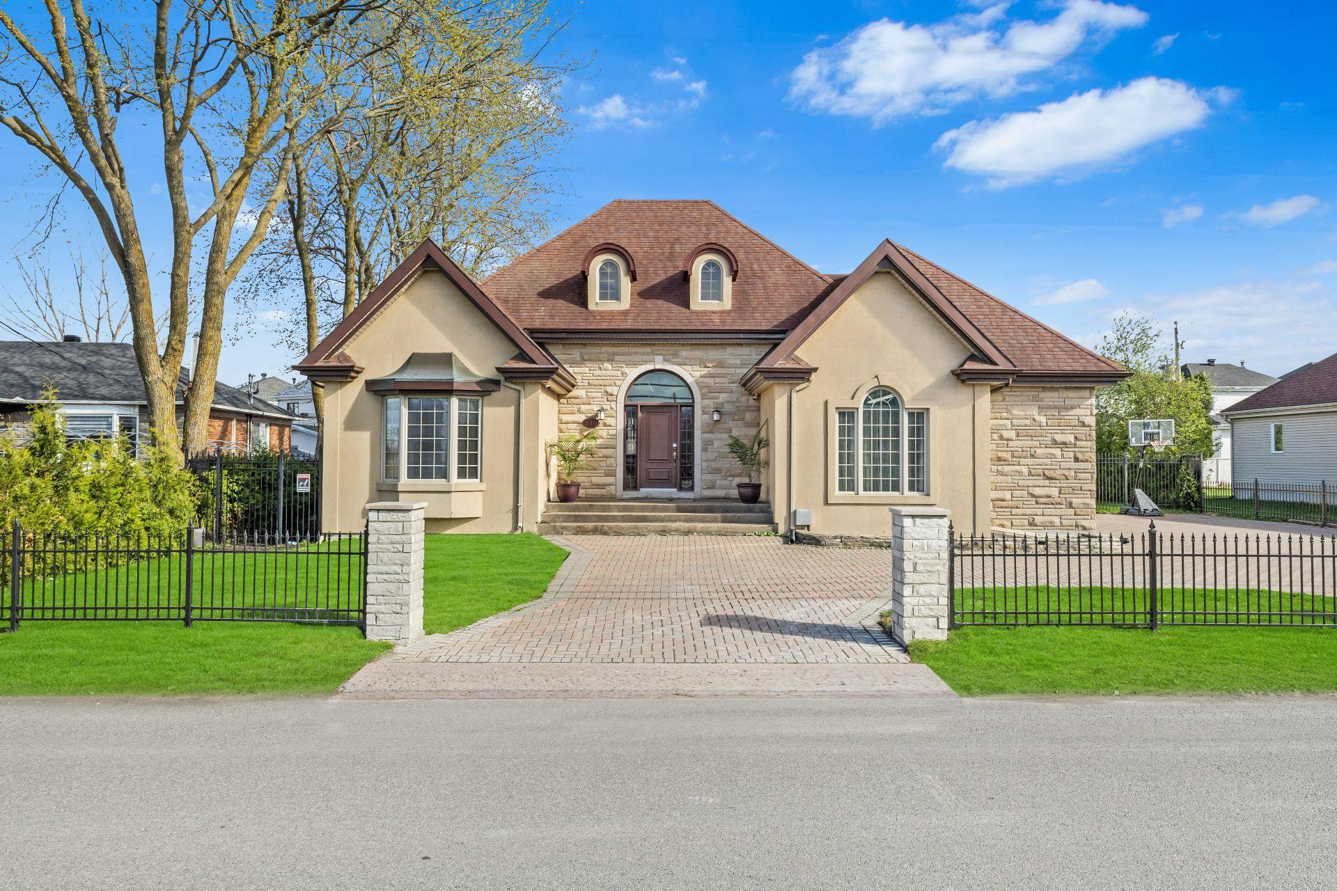 









240


Rue Principale

,
Laval (Sainte-Dorothée),




QC
H7X3V1

