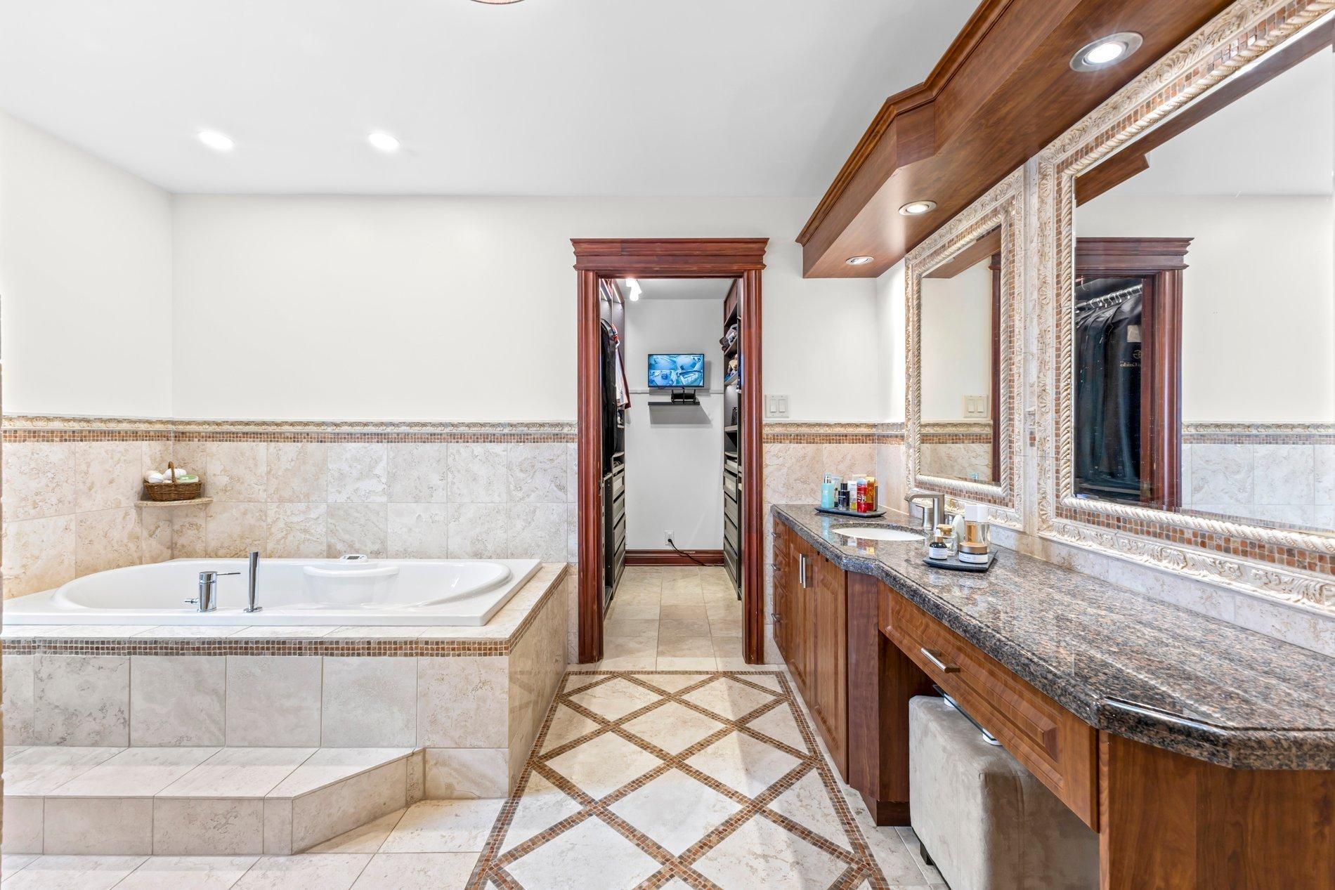 









240


Rue Principale

,
Laval (Sainte-Dorothée),




QC
H7X3V1

