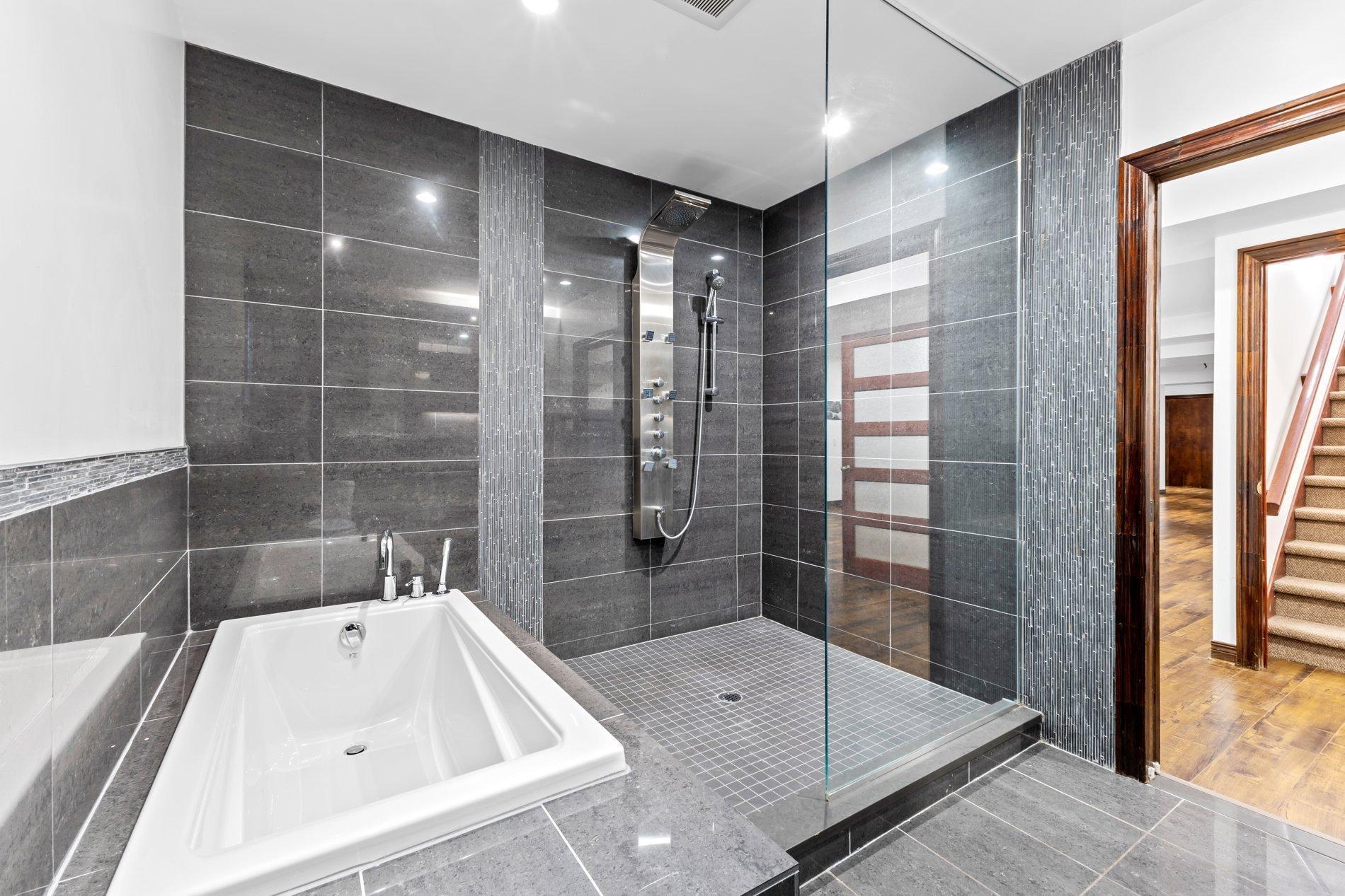 









240


Rue Principale

,
Laval (Sainte-Dorothée),




QC
H7X3V1

