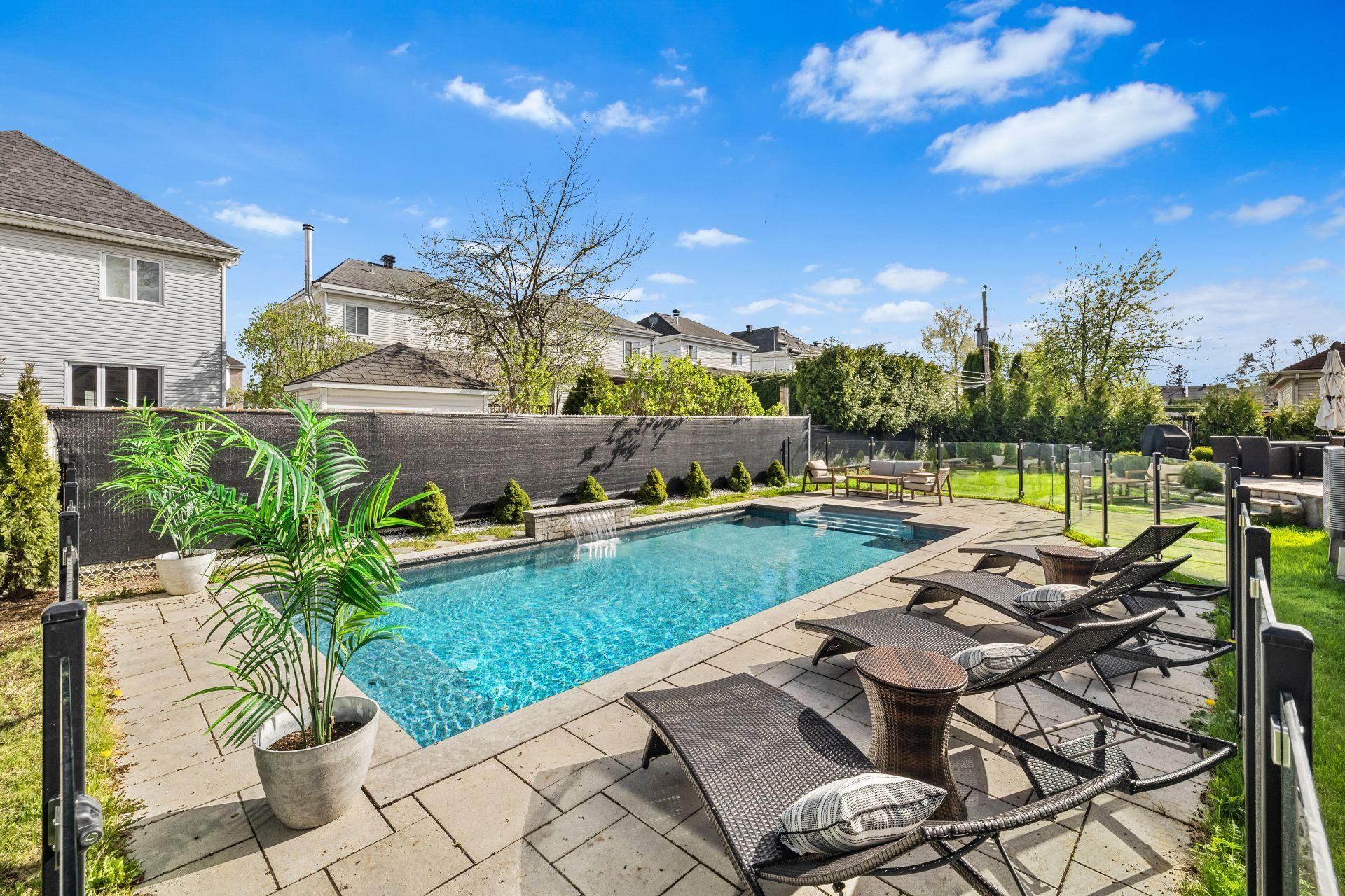 









240


Rue Principale

,
Laval (Sainte-Dorothée),




QC
H7X3V1

