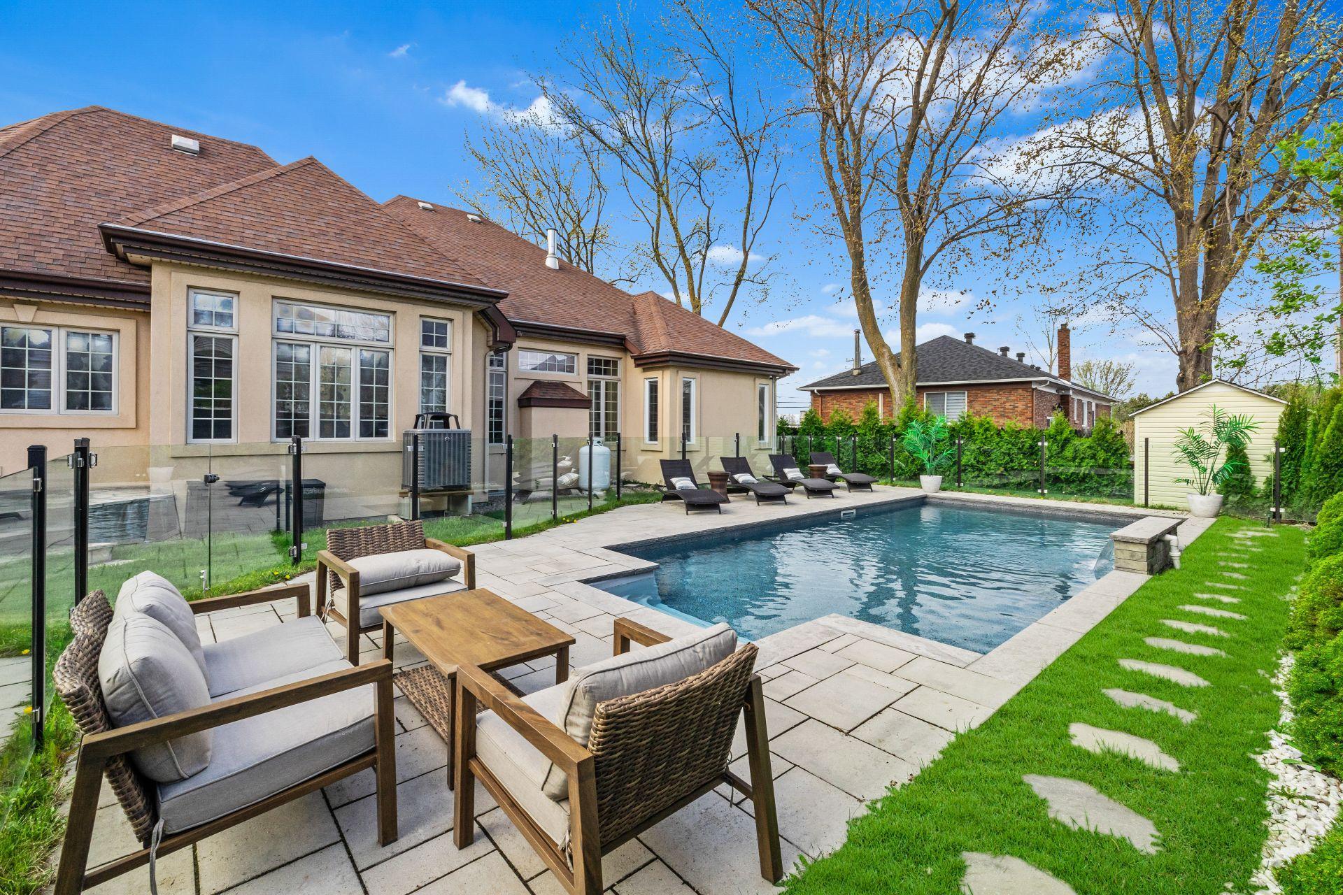 









240


Rue Principale

,
Laval (Sainte-Dorothée),




QC
H7X3V1

