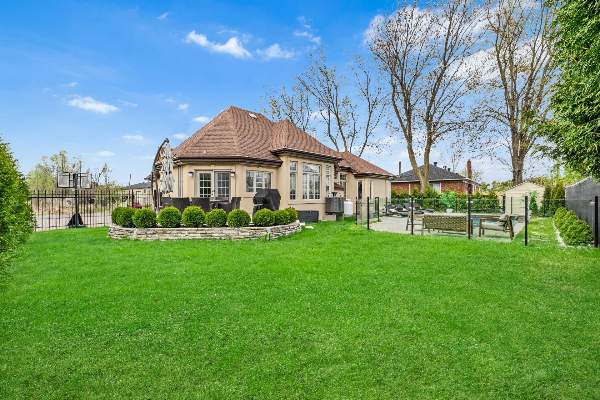 









240


Rue Principale

,
Laval (Sainte-Dorothée),




QC
H7X3V1

