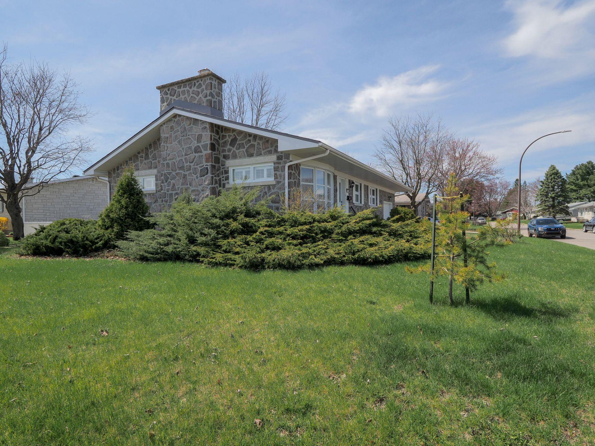 









3825


Rue de Châteaufort

,
Trois-Rivières,




QC
G8Y2A8

