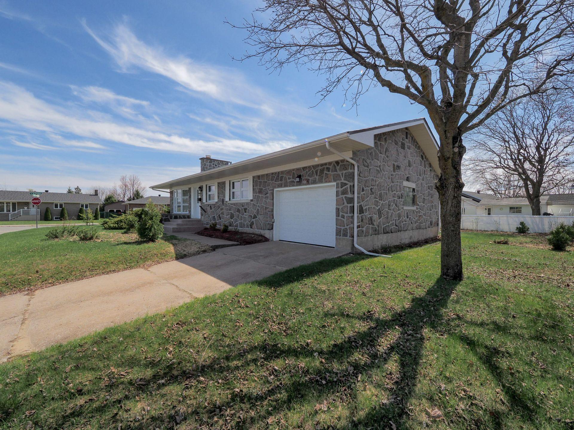 









3825


Rue de Châteaufort

,
Trois-Rivières,




QC
G8Y2A8

