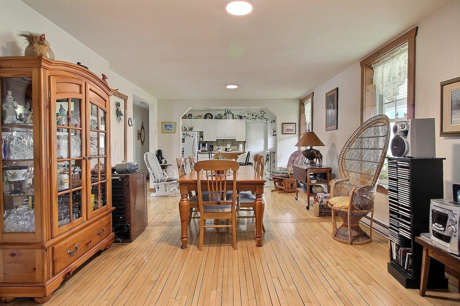 









1099

 - 1105


Rue Main

,
Ayer's Cliff,




QC
J0B1C0

