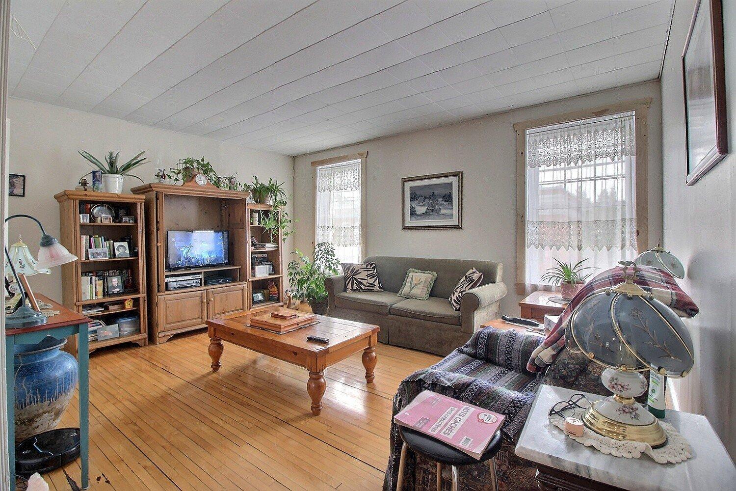 









1099

 - 1105


Rue Main

,
Ayer's Cliff,




QC
J0B1C0

