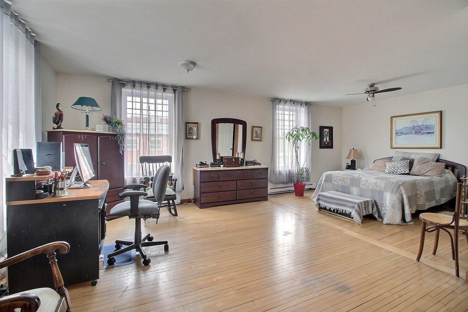 









1099

 - 1105


Rue Main

,
Ayer's Cliff,




QC
J0B1C0

