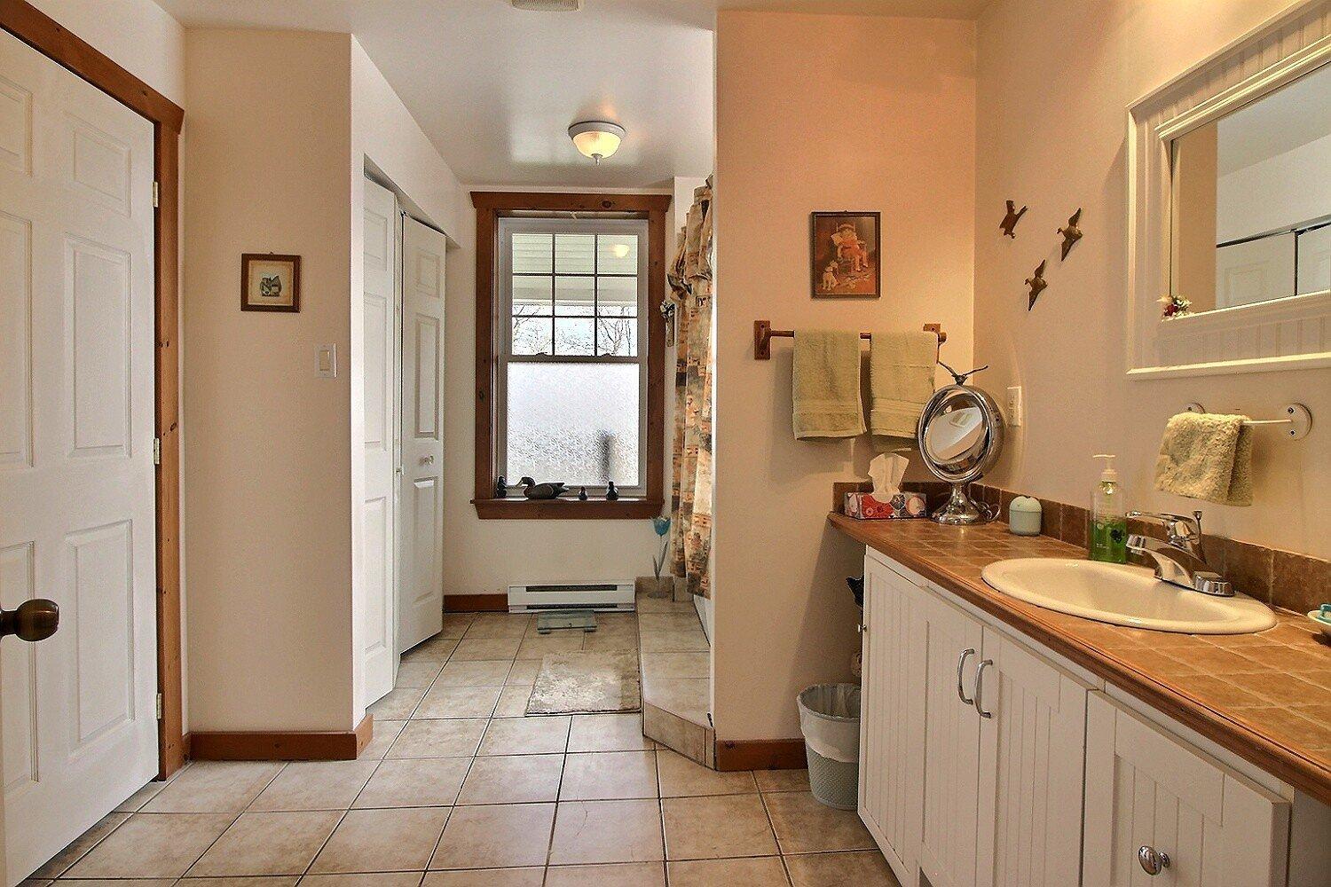 









1099

 - 1105


Rue Main

,
Ayer's Cliff,




QC
J0B1C0

