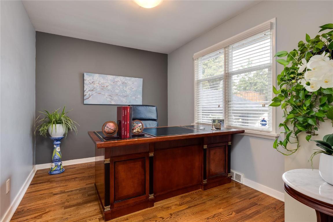 









1927


Knox

Crescent,
Kelowna,




BC
V1Y 1K9

