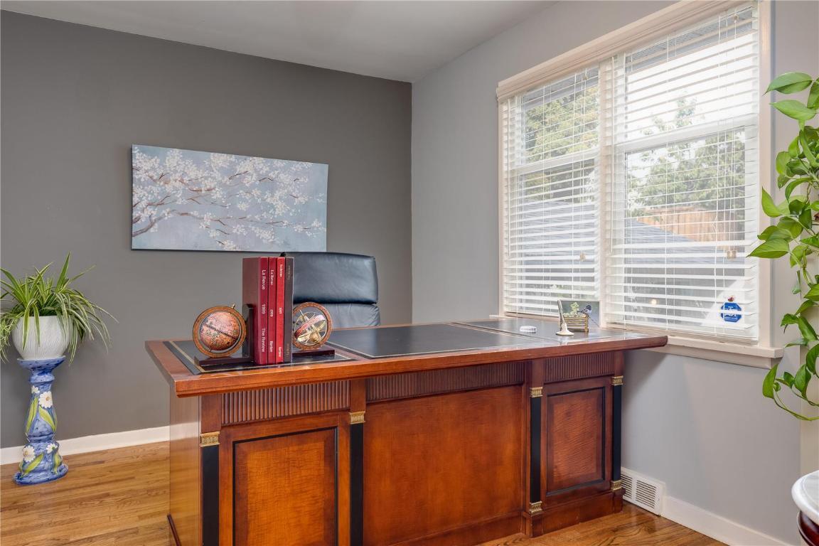 









1927


Knox

Crescent,
Kelowna,




BC
V1Y 1K9

