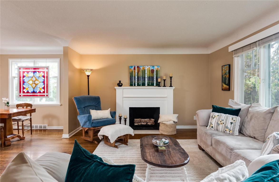 









1927


Knox

Crescent,
Kelowna,




BC
V1Y 1K9

