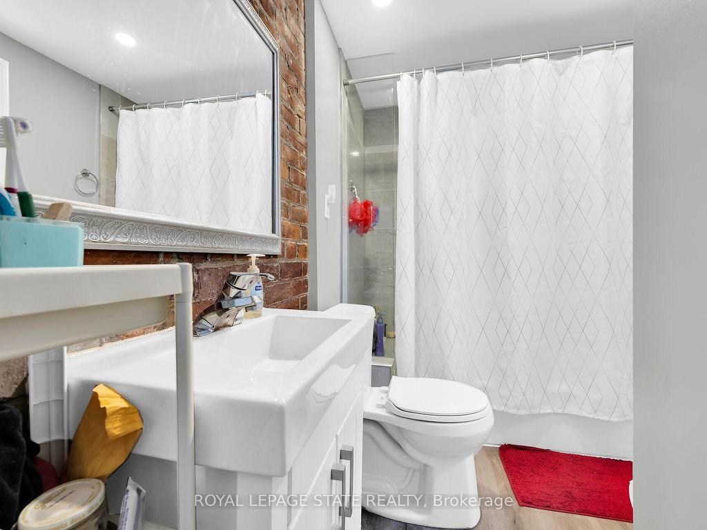 









129


Dundurn

Street North,
Hamilton,




ON
L8R 3E7


