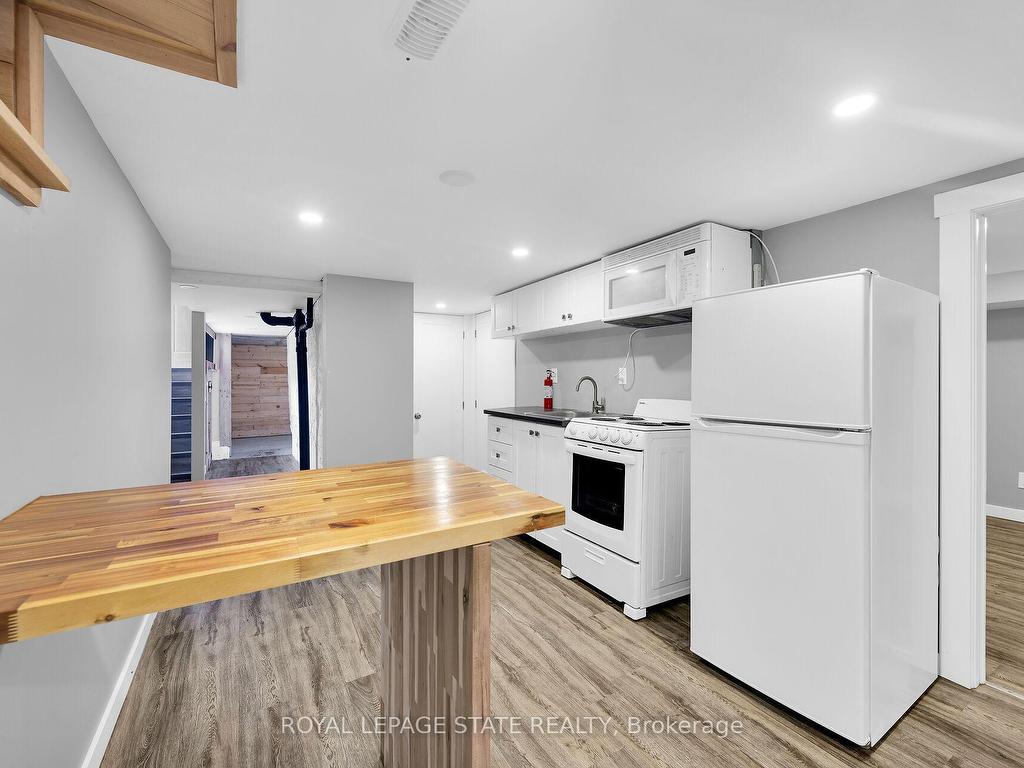 









129


Dundurn

Street North,
Hamilton,




ON
L8R 3E7

