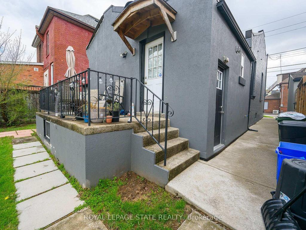 









129


Dundurn

Street North,
Hamilton,




ON
L8R 3E7

