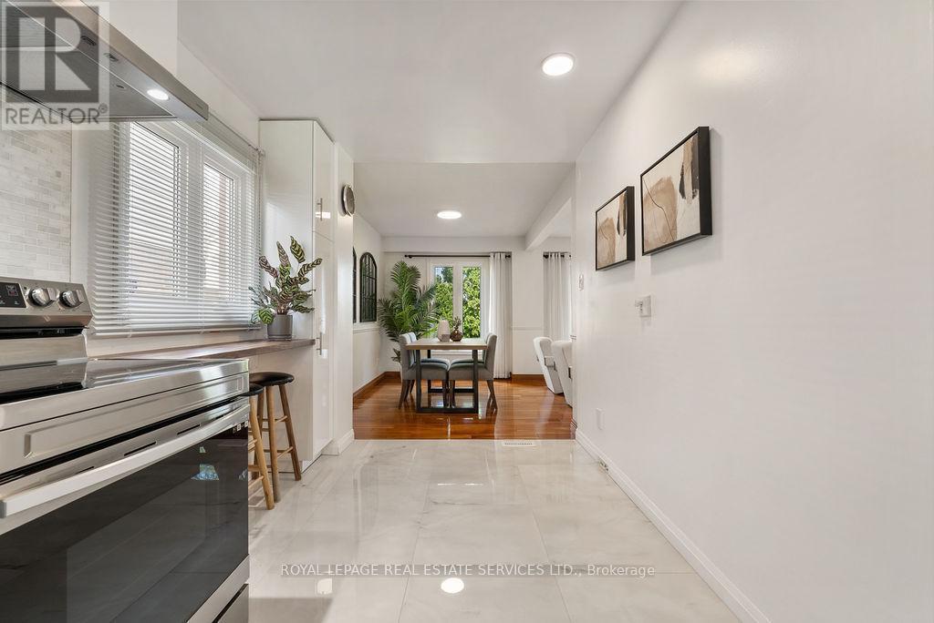 












161 RIVERVIEW STREET

,
Oakville,




Ontario
L6L5S2

