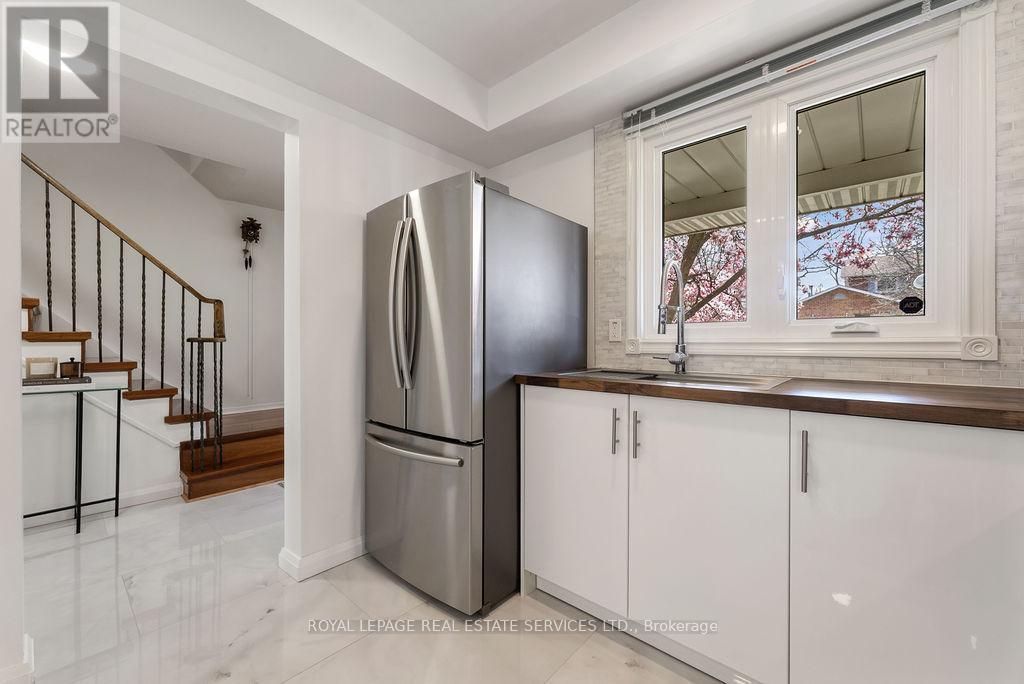 












161 RIVERVIEW STREET

,
Oakville,




Ontario
L6L5S2

