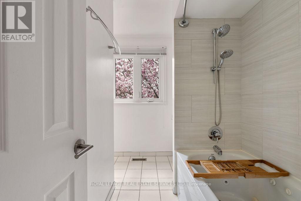 












161 RIVERVIEW STREET

,
Oakville,




Ontario
L6L5S2

