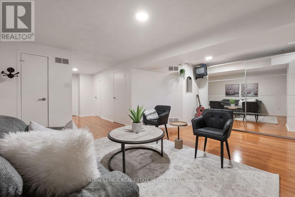 












161 RIVERVIEW STREET

,
Oakville,




Ontario
L6L5S2

