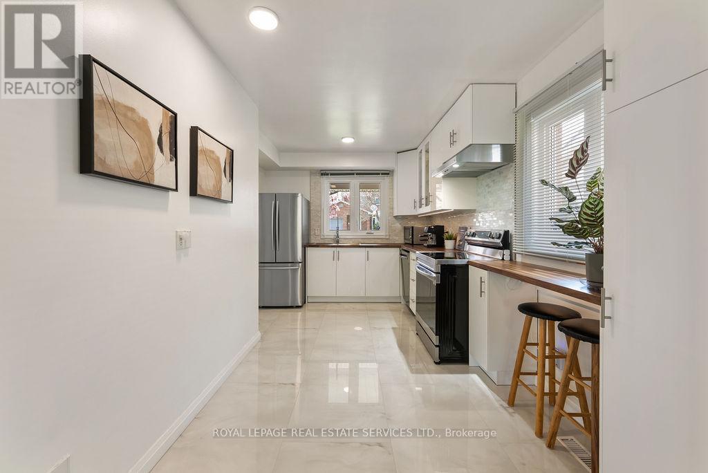 












161 RIVERVIEW STREET

,
Oakville,




Ontario
L6L5S2

