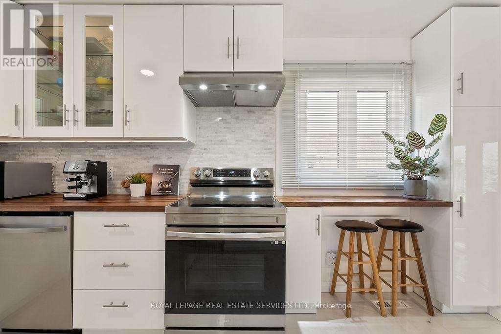 












161 RIVERVIEW STREET

,
Oakville,




Ontario
L6L5S2

