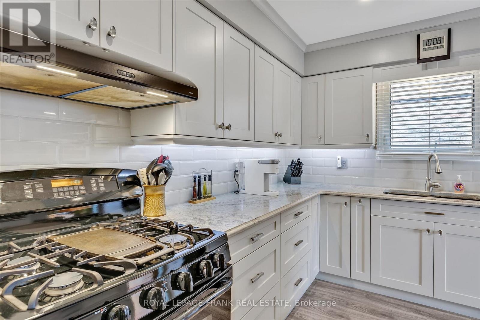 












820 DONEGAL STREET

,
Peterborough North (South),




Ontario
K9H4N4

