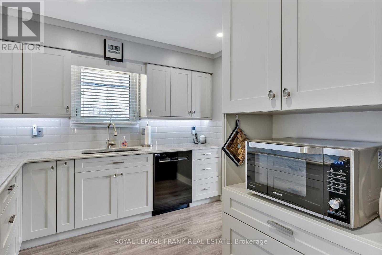 












820 DONEGAL STREET

,
Peterborough North (South),




Ontario
K9H4N4

