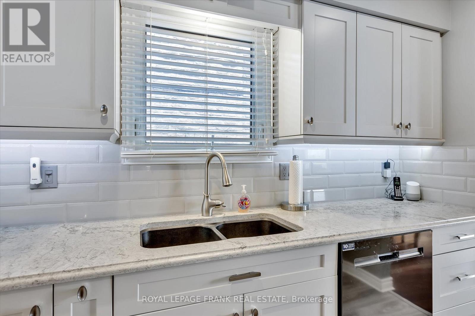












820 DONEGAL STREET

,
Peterborough North (South),




Ontario
K9H4N4

