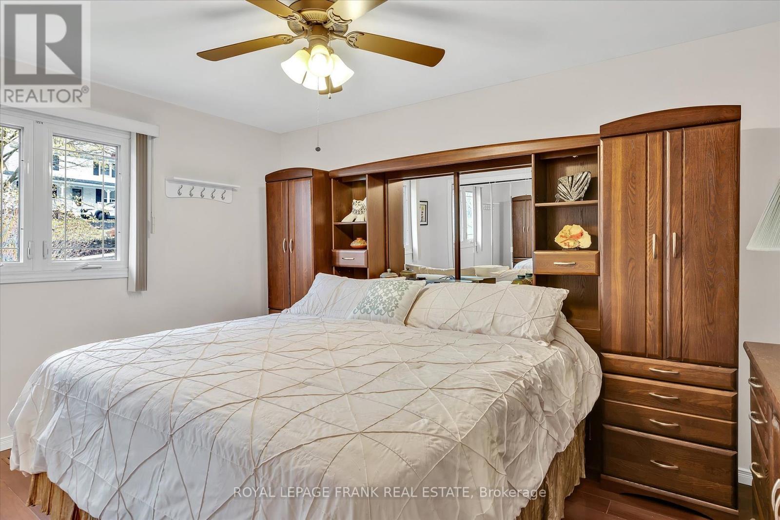 












820 DONEGAL STREET

,
Peterborough North (South),




Ontario
K9H4N4

