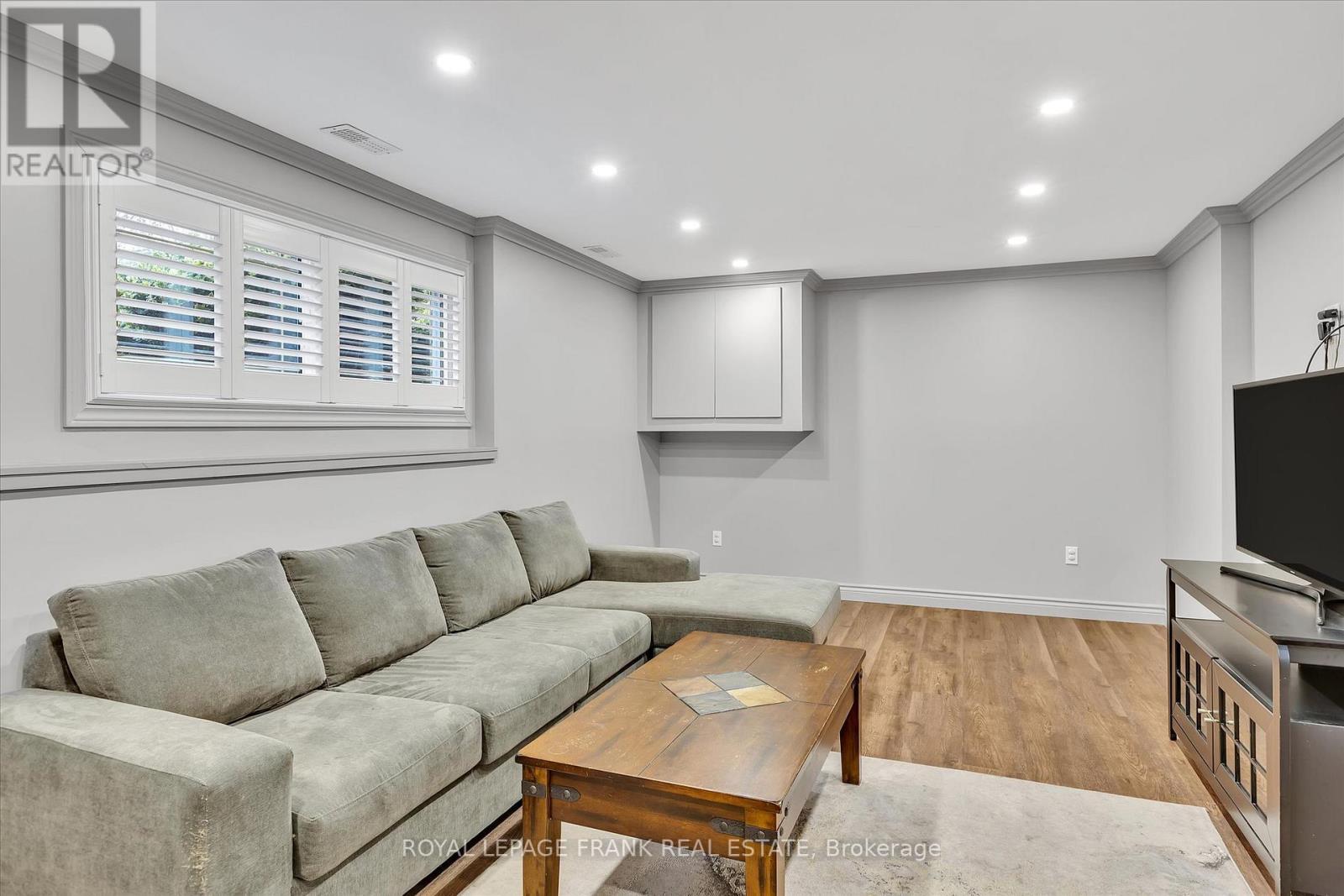 












820 DONEGAL STREET

,
Peterborough North (South),




Ontario
K9H4N4

