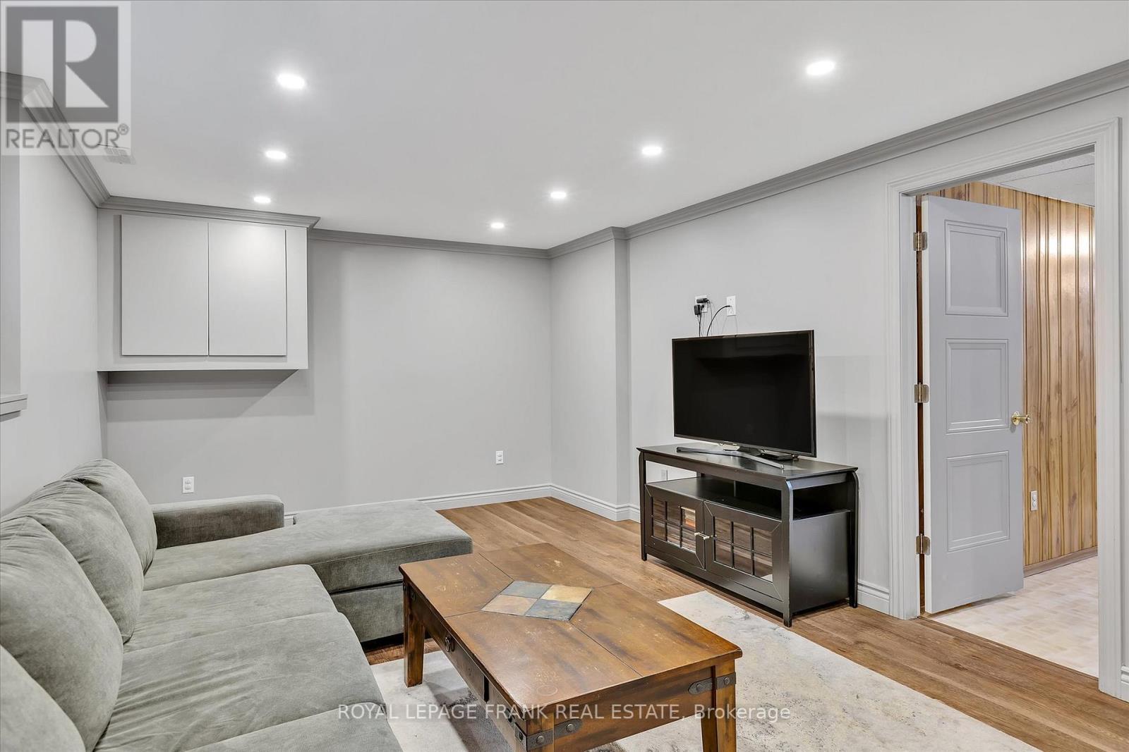 












820 DONEGAL STREET

,
Peterborough North (South),




Ontario
K9H4N4

