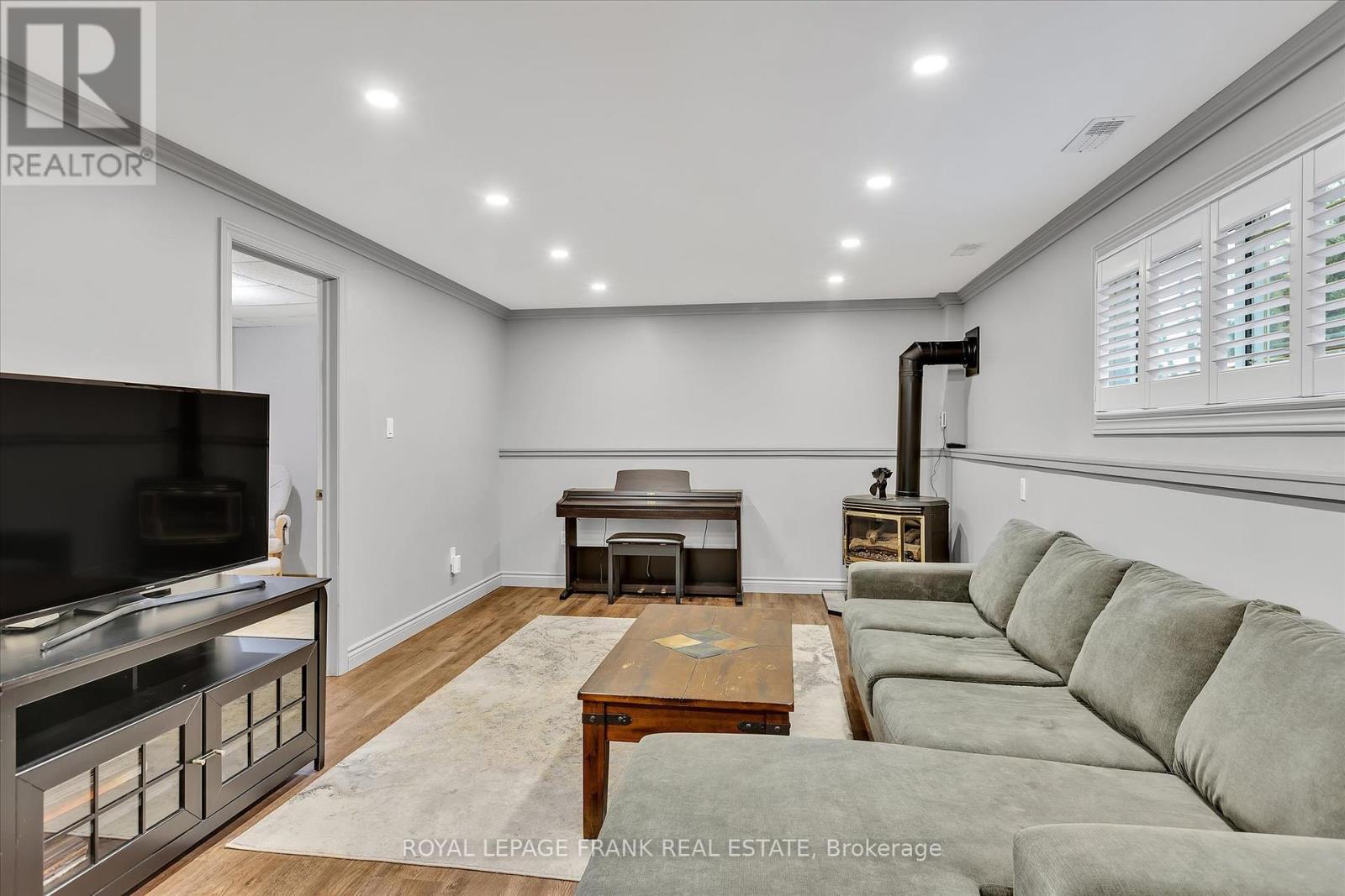 












820 DONEGAL STREET

,
Peterborough North (South),




Ontario
K9H4N4

