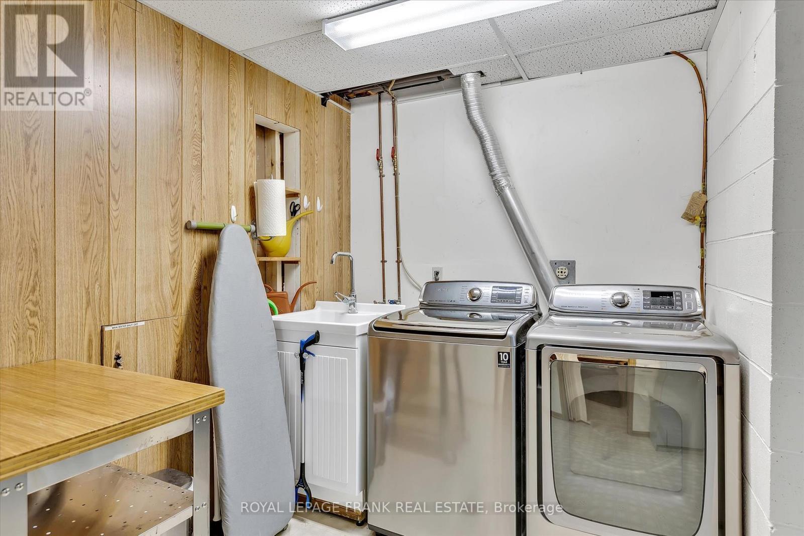 












820 DONEGAL STREET

,
Peterborough North (South),




Ontario
K9H4N4

