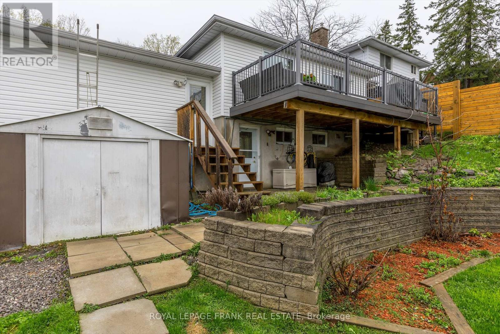 












820 DONEGAL STREET

,
Peterborough North (South),




Ontario
K9H4N4

