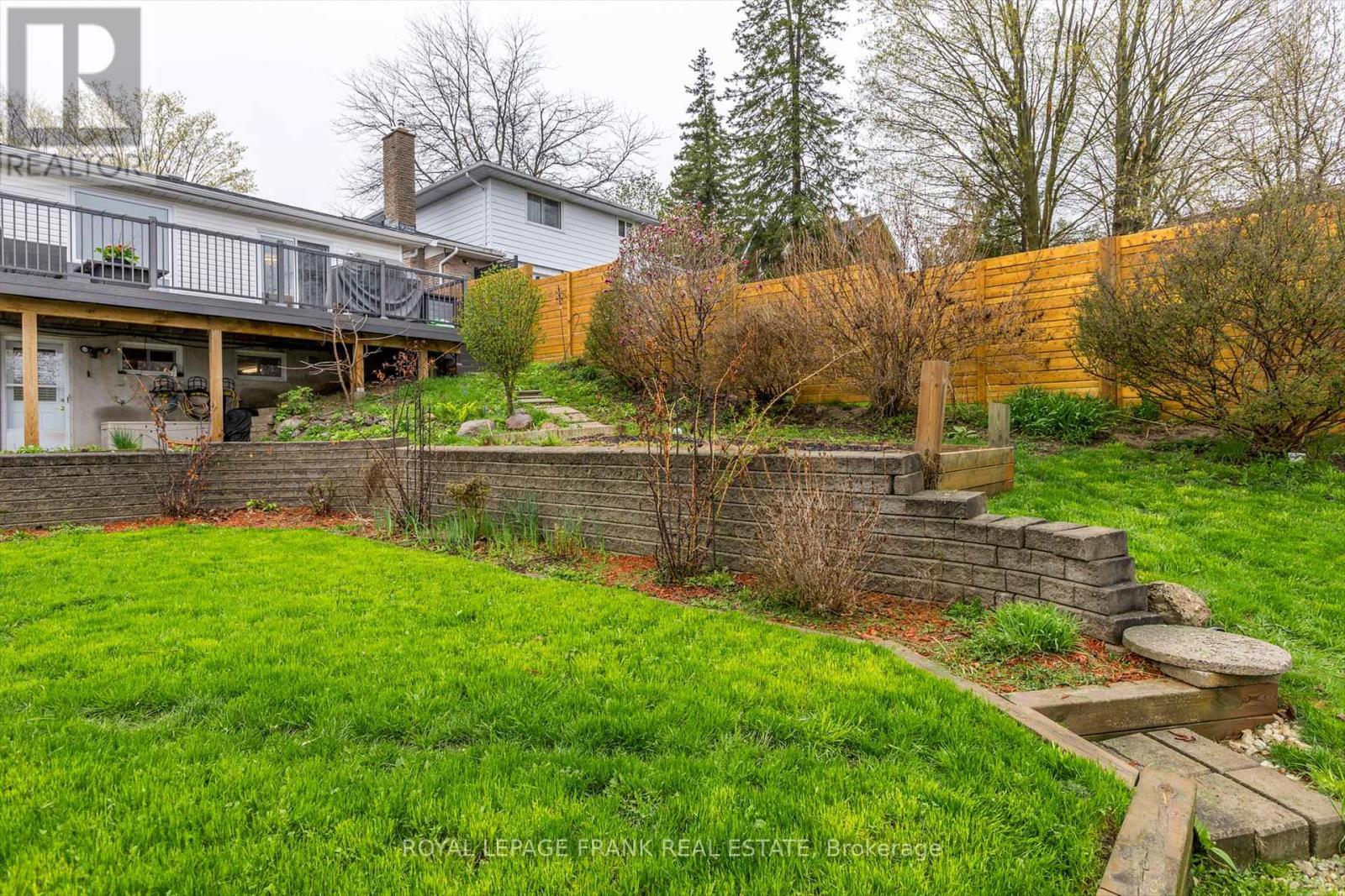 












820 DONEGAL STREET

,
Peterborough North (South),




Ontario
K9H4N4

