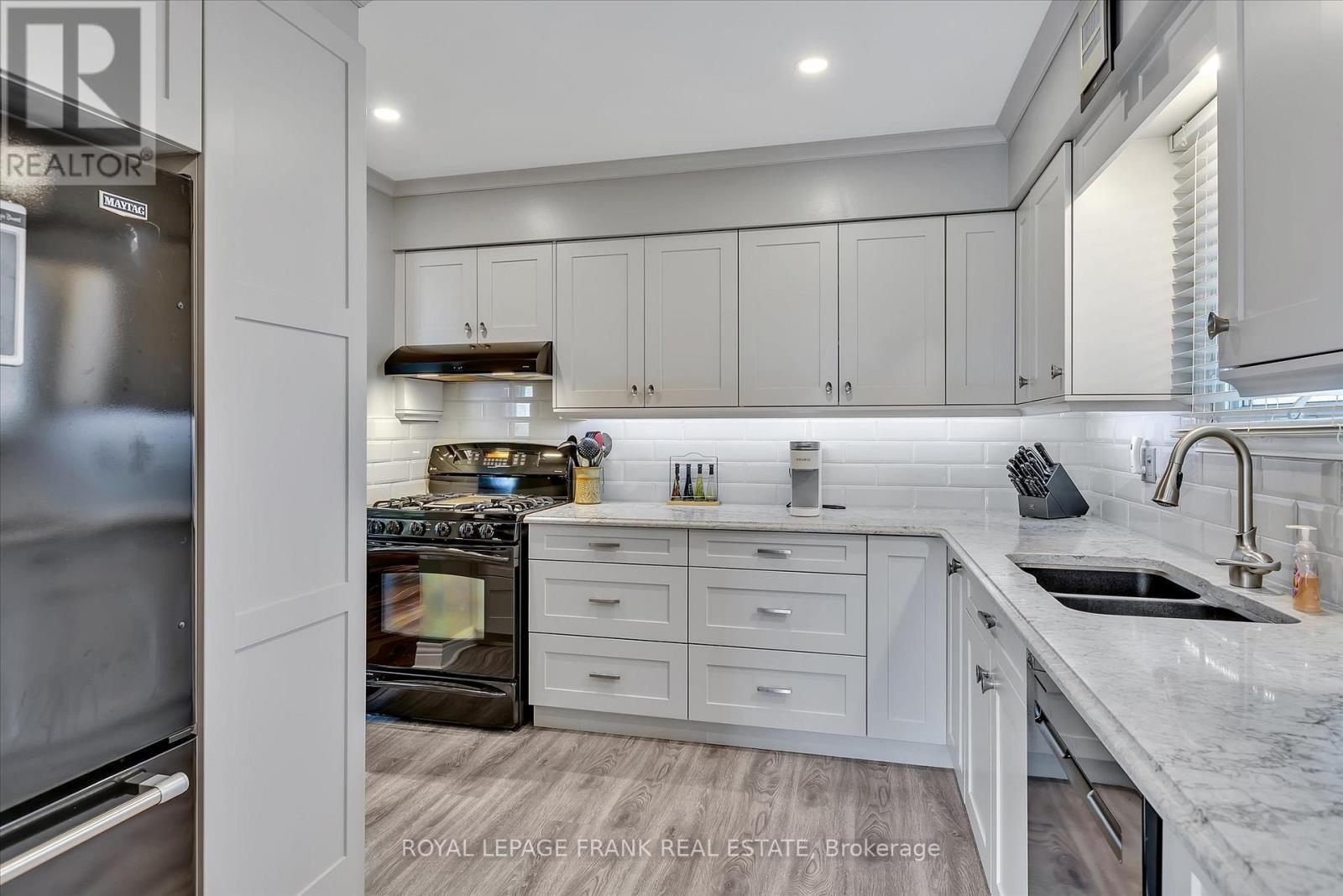 












820 DONEGAL STREET

,
Peterborough North (South),




Ontario
K9H4N4

