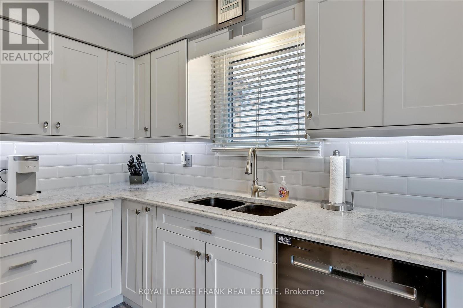 












820 DONEGAL STREET

,
Peterborough North (South),




Ontario
K9H4N4

